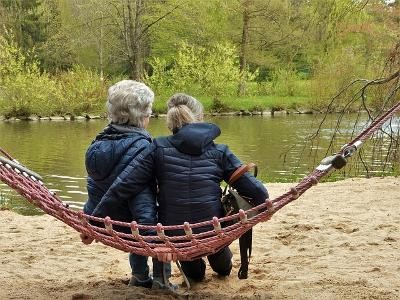 Zwei Frauen in einer Hängematte Zwei Frauen in einer Hängematte